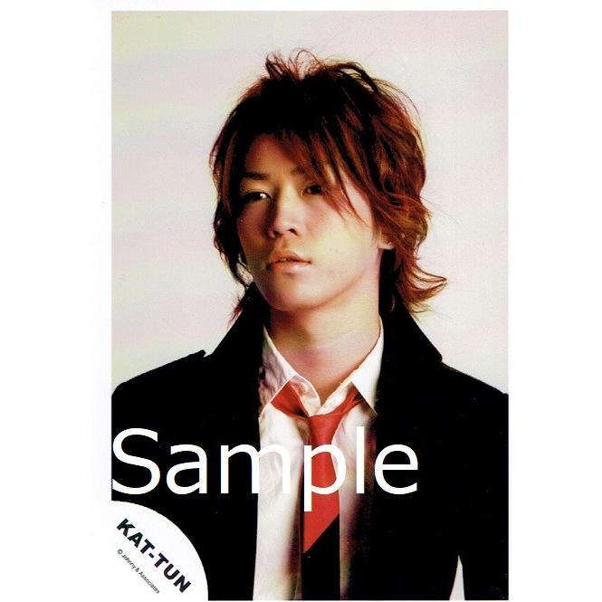 亀梨和也(KAT-TUN) 公式生写真 衣装黒×赤×白・目線若干左｜arraysbook