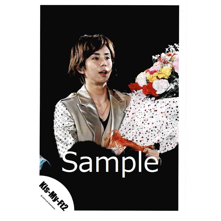 北山宏光 Kis My Ft2 キスマイ 公式生写真 ライブ 衣装ベージュ 白 花束持ち 背景黒 Z アレイズブック ヤフーshop 通販 Yahoo ショッピング