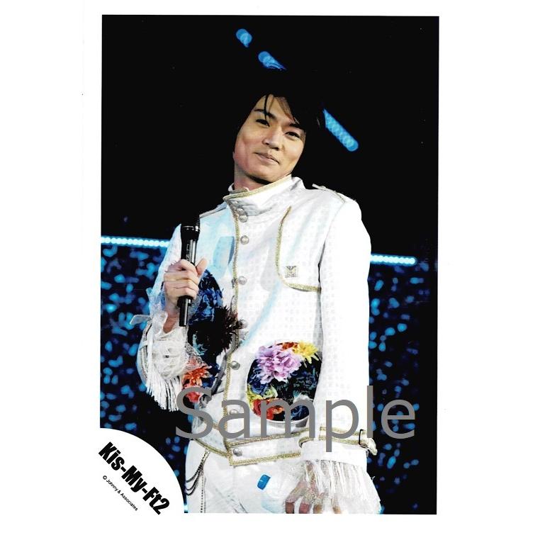 横尾渉 Kis My Ft2 キスマイ 公式生写真 ライブ 通信販売 衣装白 金 背景黒 青 右手マイク持ち 花 口閉じ