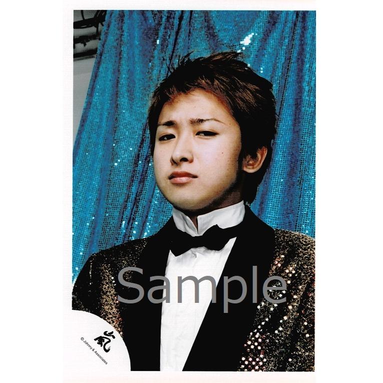 大野智 嵐 公式生写真 ソロコン 06 お年玉 嵐 3104円 サトシ 嵐ロゴ 衣装金 黒 白 背景水色 カメラ目線 口閉じ Z アレイズブック ヤフーshop 通販 Yahoo ショッピング