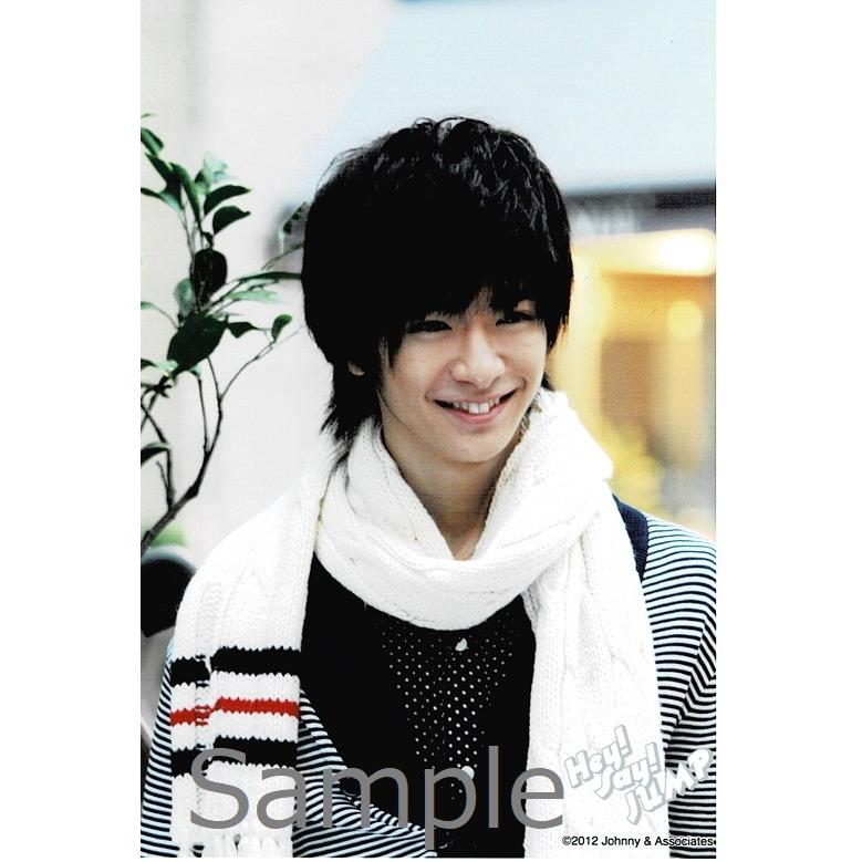 知念侑李 Hey Say Jump 公式生写真 12 衣装白 黒 マフラー 歯見せ 目線右方向 Z アレイズブック ヤフーshop 通販 Yahoo ショッピング