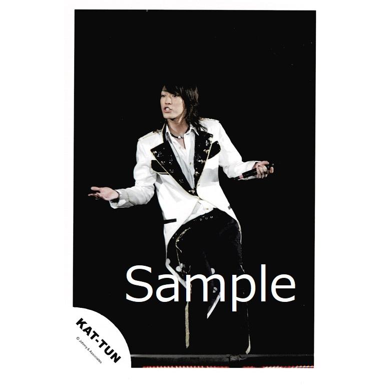 亀梨和也(KAT-TUN) 公式生写真 ライブ・衣装白×黒・背景黒・マイク持ち・目線左方向｜arraysbook