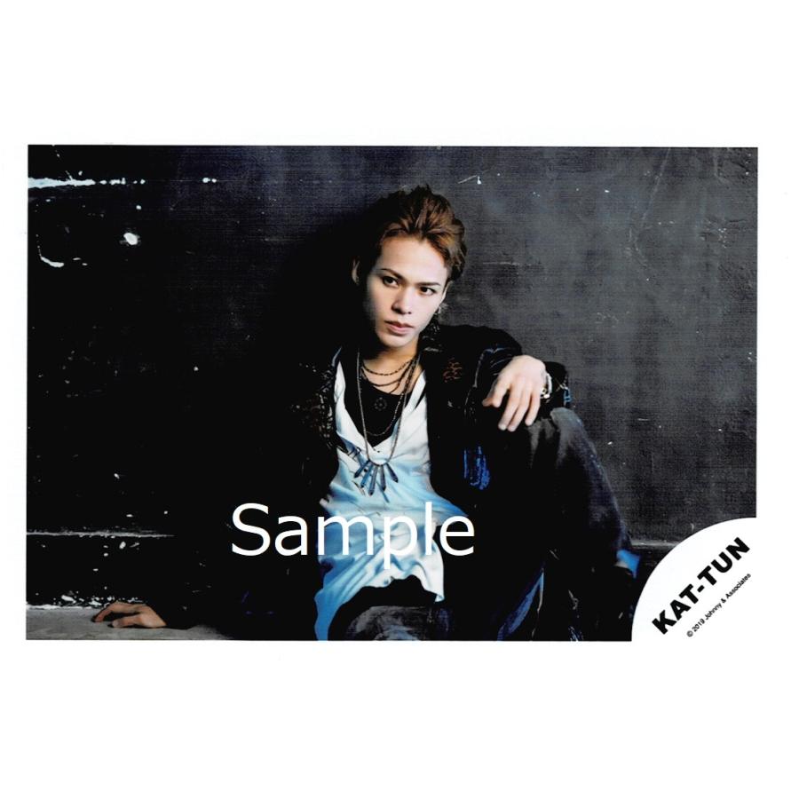 上田竜也 Kat Tun 公式生写真 Live Tour 19 Ignite グッズ撮影オフショット 衣装黒 白 座り 口閉じ 目線左 Z アレイズブック ヤフーshop 通販 Yahoo ショッピング