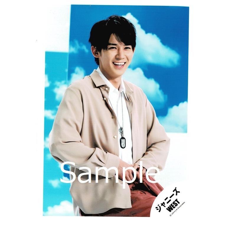 小瀧望 ジャニーズwest 公式生写真 アメノチハレ 衣装ベージュ 白 茶色 口開け 背景