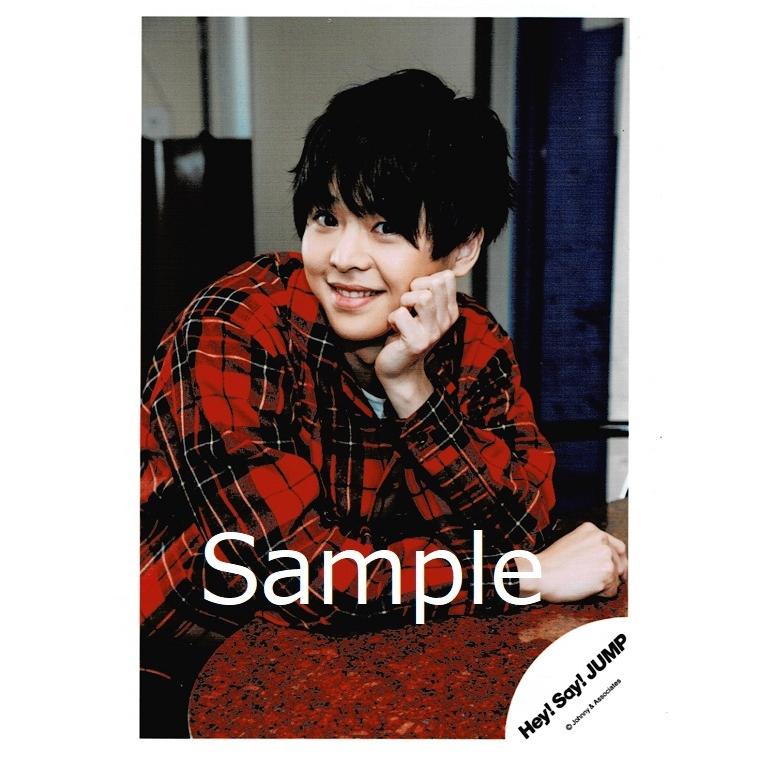 有岡大貴 Hey Say Jump 公式生写真 マエヲムケ 衣装赤 黒 カメラ目線 歯見せ 肘付き Z アレイズブック ヤフーshop 通販 Yahoo ショッピング