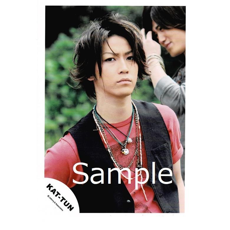 亀梨和也(KAT-TUN) 公式生写真 衣装赤×黒・カメラ目線・口閉じ・背景黄  