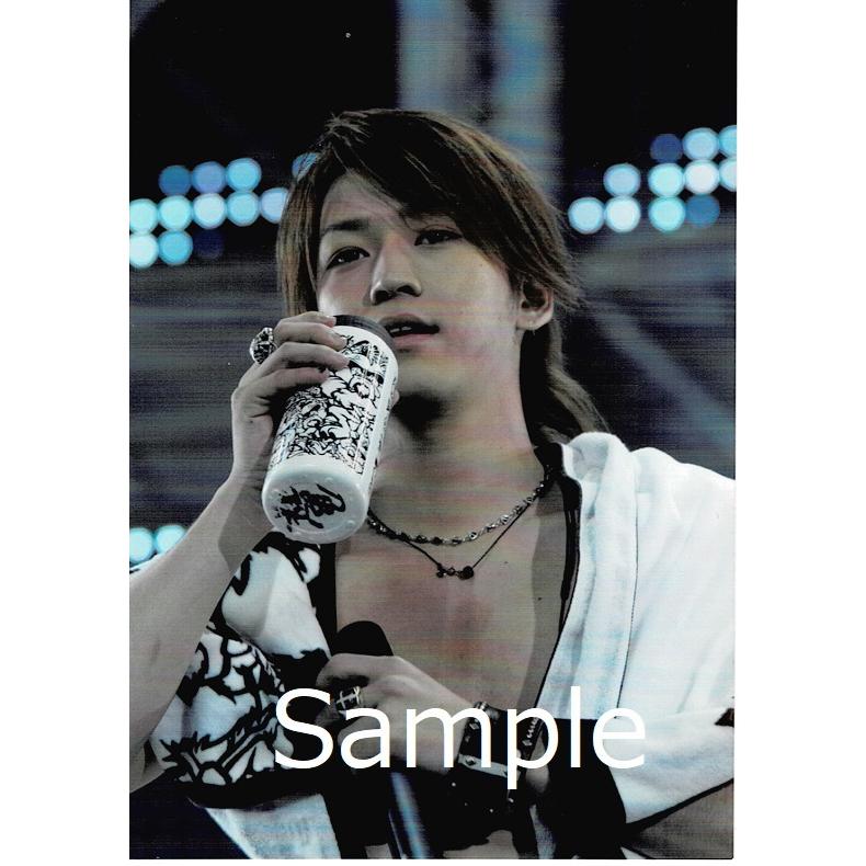亀梨和也 Kat Tun 公式生写真 ライブ 衣装白 黒 左手マイク持ち 右手もの持ち 若干口開け Z アレイズブック ヤフーshop 通販 Yahoo ショッピング