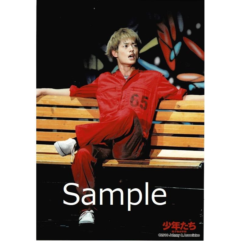 塚田僚一 A B C Z 公式生写真 少年たち 格子無き牢獄 10 衣装赤 座り 口開け 目線右方向 Z アレイズブック ヤフーshop 通販 Yahoo ショッピング