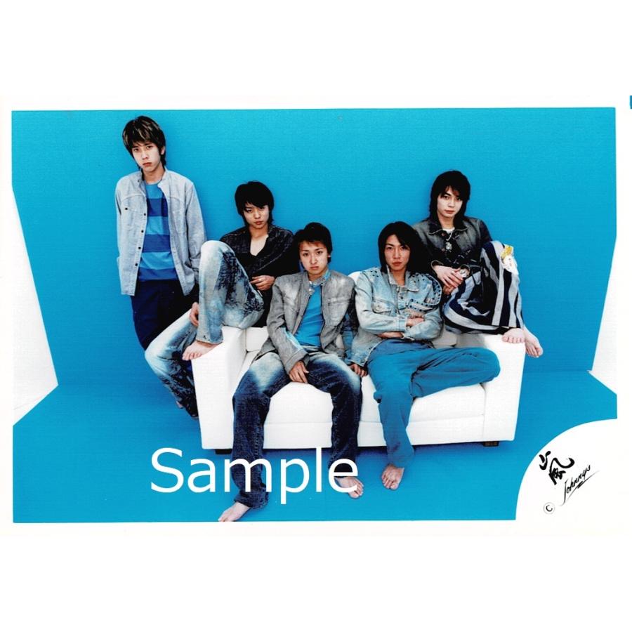 嵐 集合 公式生写真 嵐ロゴ Live Is Hard だから Happy カメラ目線 背景水色 全身 4人座り Z アレイズブック ヤフーshop 通販 Yahoo ショッピング