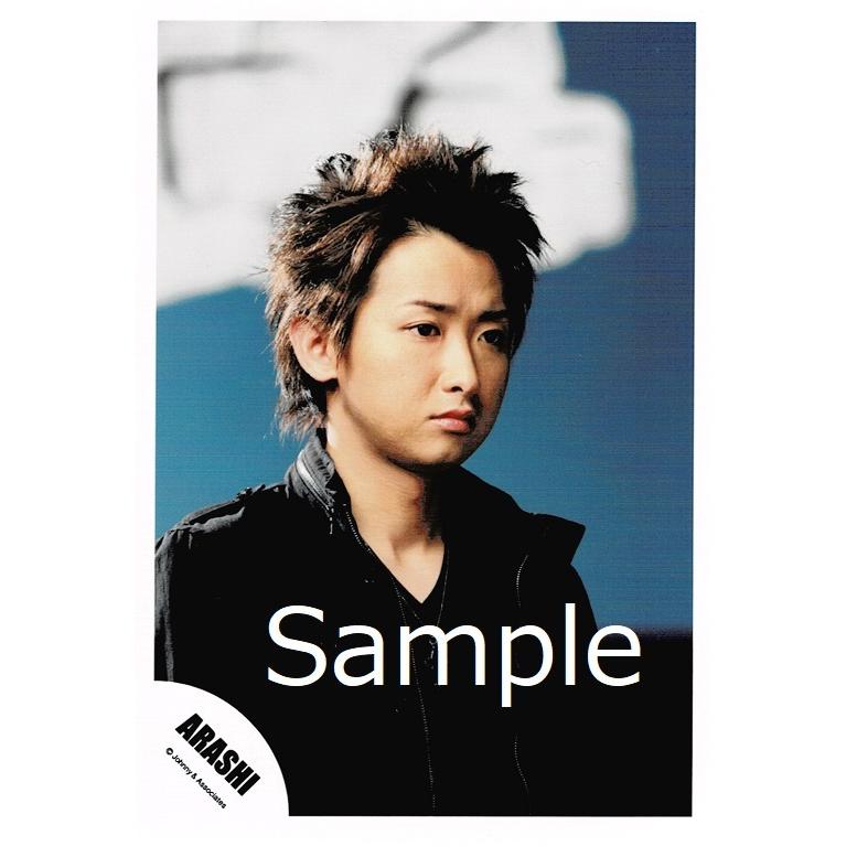 大野智 嵐 公式生写真 曇りのち 快晴 衣装黒 口閉じ 目線右方向 ネックレス 背景水色 白 黒 Z アレイズブック ヤフーshop 通販 Yahoo ショッピング
