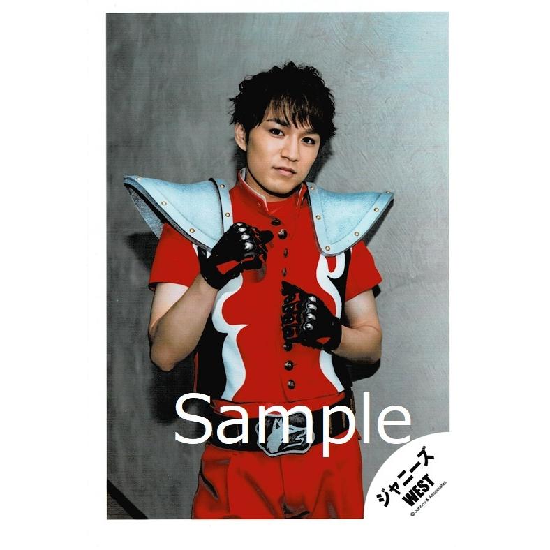 神山智洋 ジャニーズwest 公式生写真 僕ら今日も生きている 考えるな 燃えろ 衣装赤 グレー 黒 白 カメラ目線 口閉じ 手グー Z アレイズブック ヤフーshop 通販 Yahoo ショッピング