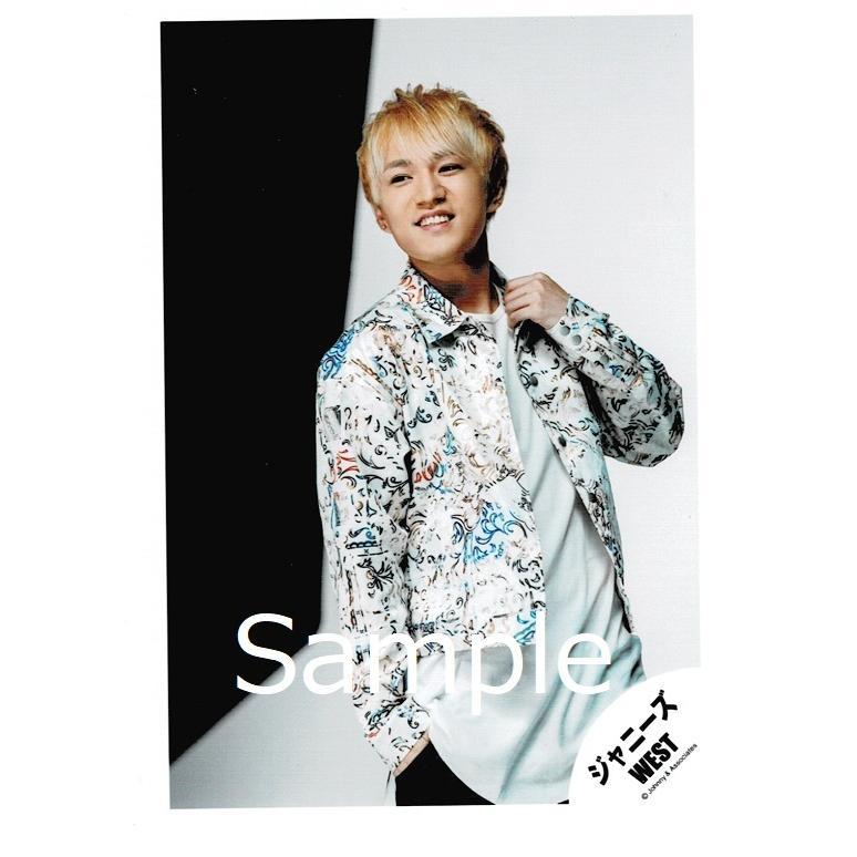 神山智洋 ジャニーズwest 公式生写真 Westival 衣装白 水色 緑 赤 背景グレー 黒 左手服掴み 歯見せ Z アレイズブック ヤフーshop 通販 Yahoo ショッピング