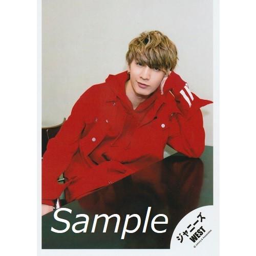 藤井流星 ジャニーズwest 公式生写真 アカツキ 衣装赤 カメラ目線 肘付き 口閉じ Z 13 アレイズブック ヤフーshop 通販 Yahoo ショッピング