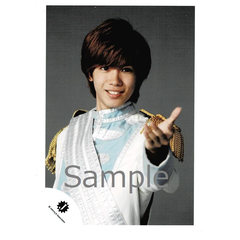 神宮寺勇太 キンプリ 公式生写真 Jロゴ 衣装水色 銀 黄色 背景グレー 目線右方向 Z アレイズブック ヤフーshop 通販 Yahoo ショッピング