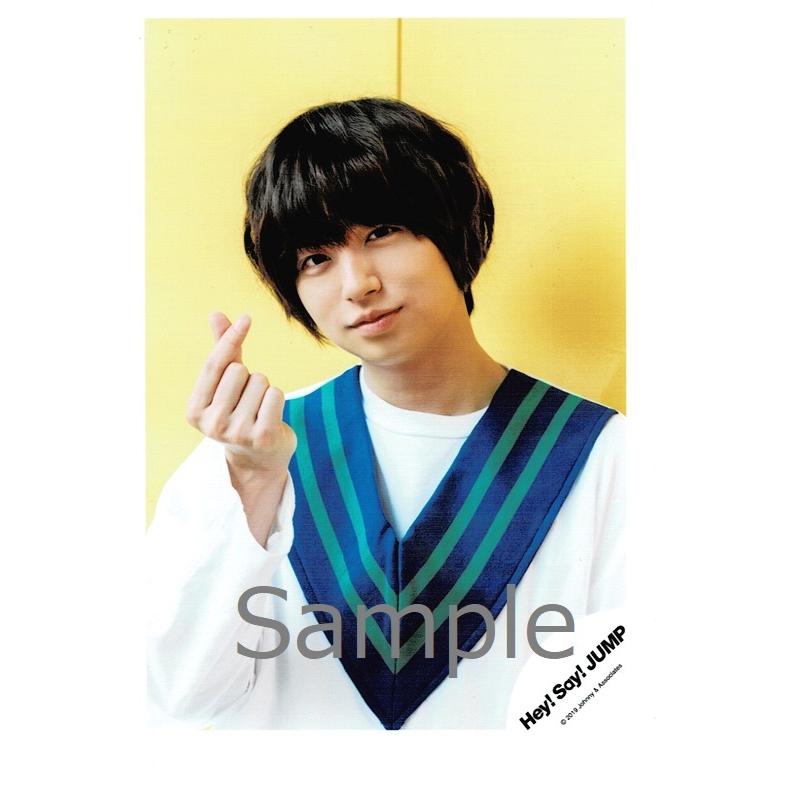 伊野尾慧 Hey Say Jump 公式生写真 Live 19 In Taipei 台北 グッズオフショット カメラ目線 衣装白 青 緑 背景黄色 Z アレイズブック ヤフーshop 通販 Yahoo ショッピング
