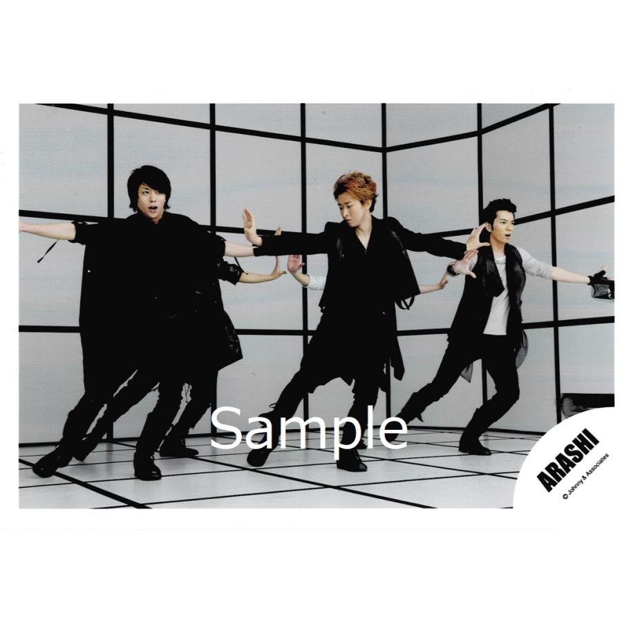 大野智 櫻井翔 松本潤 嵐 公式生写真 まだ見ぬ世界へ 真ん中大野 両手横にのばし 全身 背景グレー 黒 Z アレイズブック ヤフーshop 通販 Yahoo ショッピング