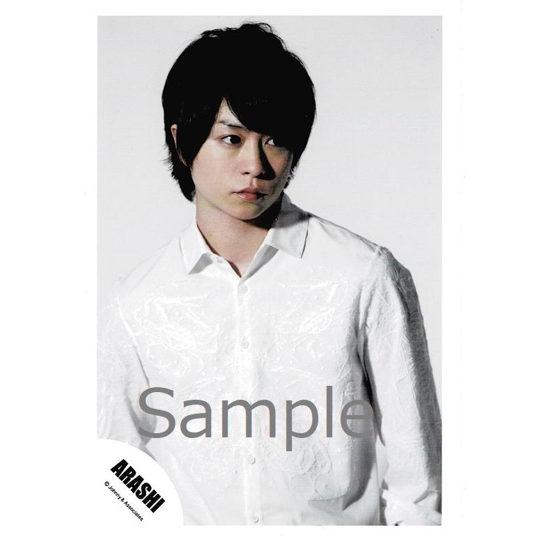 櫻井翔 1年保証 嵐 公式生写真 Beautiful World 目線右方向 背景グレー 口閉じ 衣装白