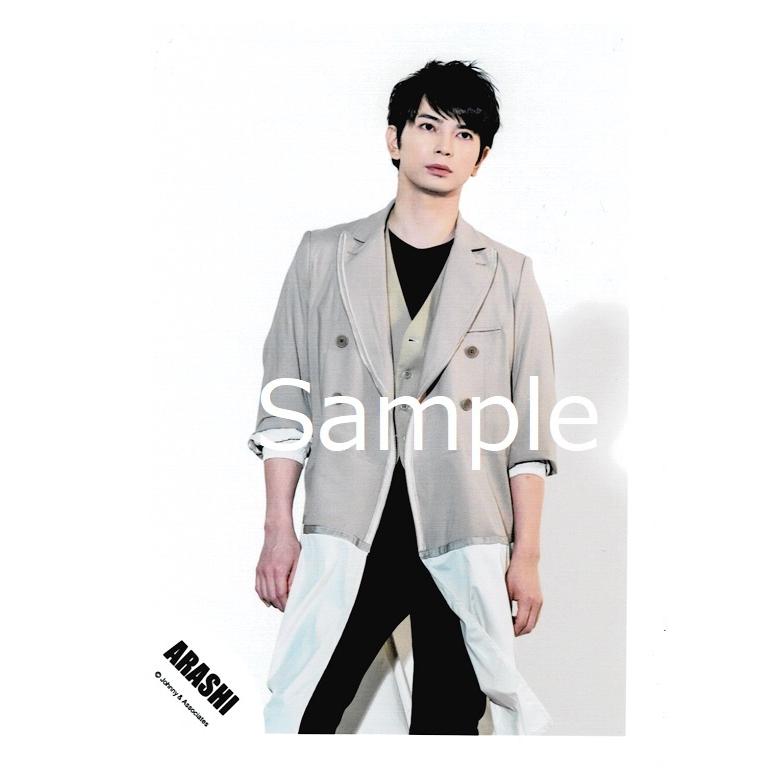 松本潤 嵐 公式生写真 Power Of The Paradise 衣装ベージュ 黒 白 背景白 目線右方向 Z 163 アレイズブック ヤフーshop 通販 Yahoo ショッピング