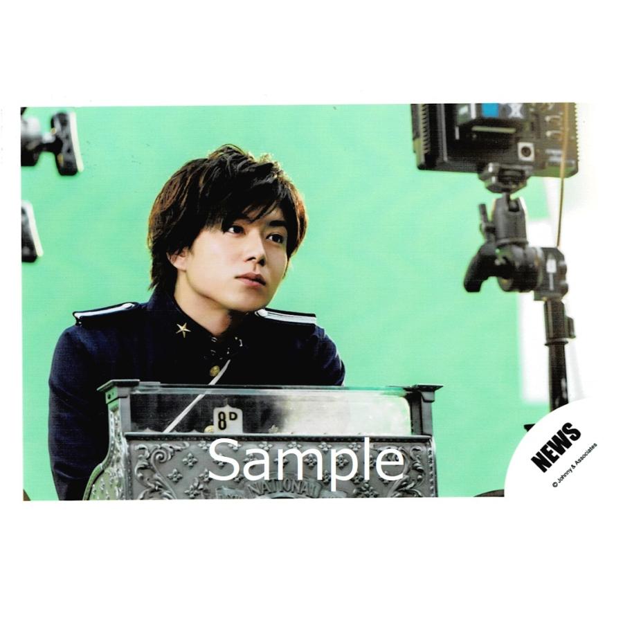 加藤シゲアキ News 公式生写真 Neverland ネバーランド オフショット 衣装紺 白 目線右方向 背景黄緑 Z アレイズブック ヤフーshop 通販 Yahoo ショッピング