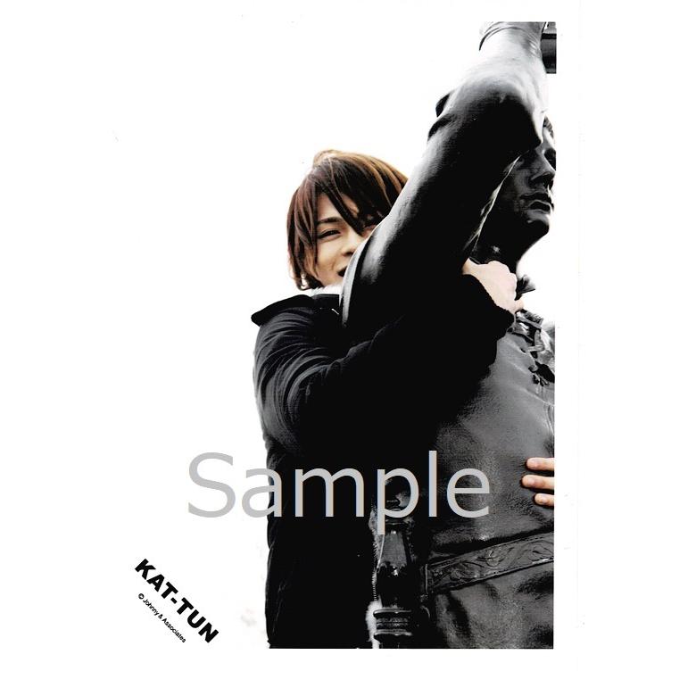 上田竜也(KAT-TUN) 公式生写真 衣装黒×白・背景白・顔右向き・銅像に手を置き 【保障できる】