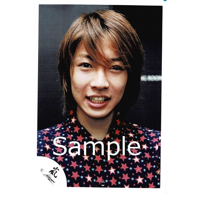相葉雅紀 嵐 公式生写真 嵐ロゴ 新嵐 Atarashi Arashi 衣装黒 赤 グレー カメラ目線 歯見せ Z アレイズブック ヤフーshop 通販 Yahoo ショッピング