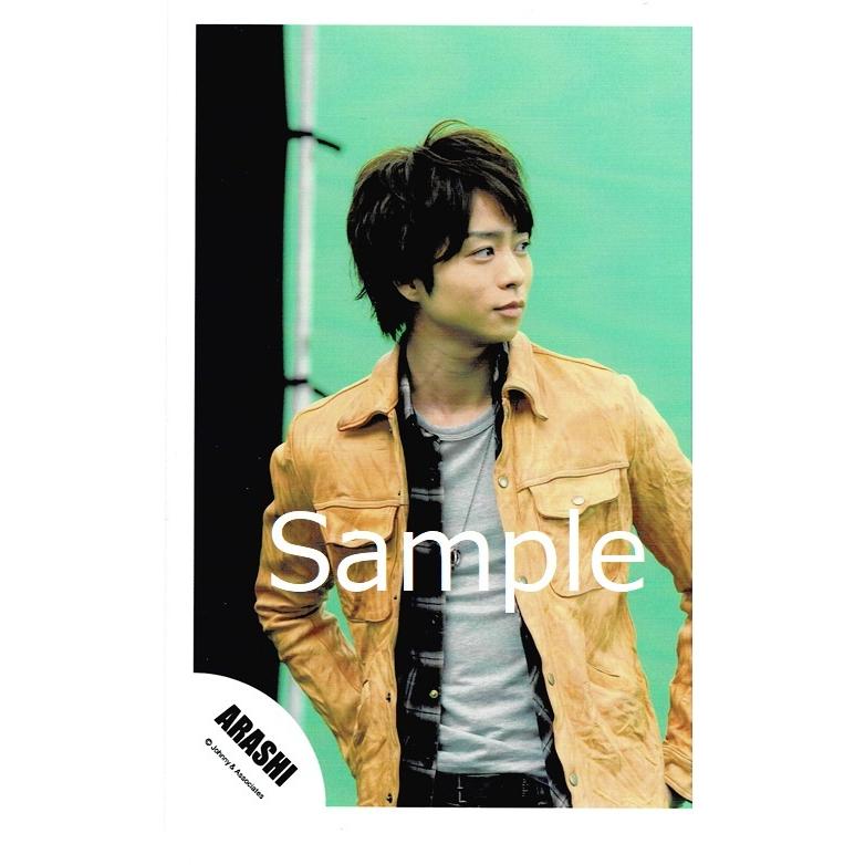 櫻井翔 嵐 公式生写真 Love Rainbow 衣装茶色 黒 グレー 背景黄緑 黒 目線右方向 口閉じ Z アレイズブック ヤフーshop 通販 Yahoo ショッピング