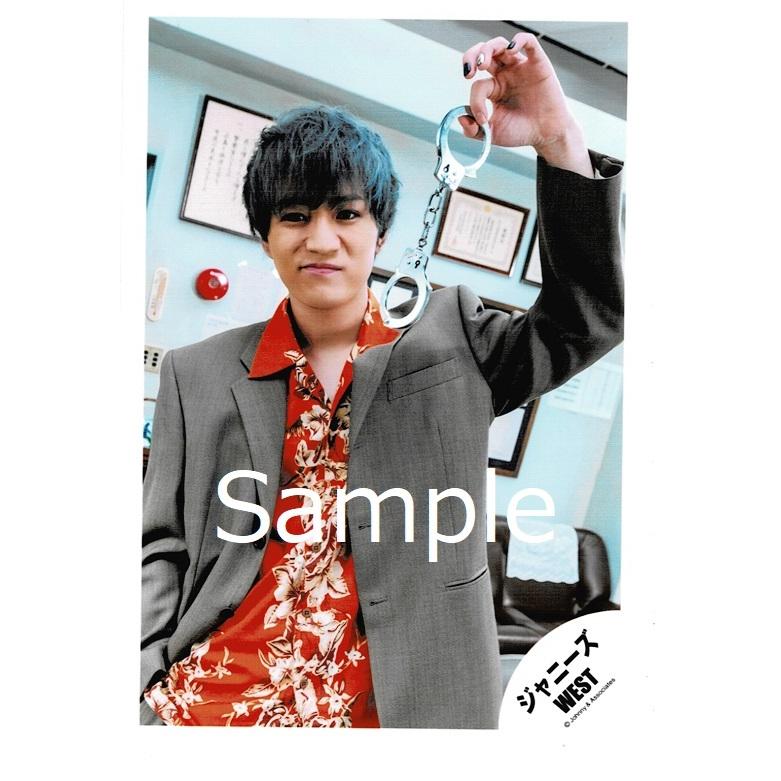 神山智洋(ジャニーズWEST) 公式生写真 WESTV! グッズオフショット・衣装グレー×オレンジ×白・カメラ目線・手錠持ち  :z-17456:アレイズブック・ヤフーSHOP - 通販 - Yahoo!ショッピング