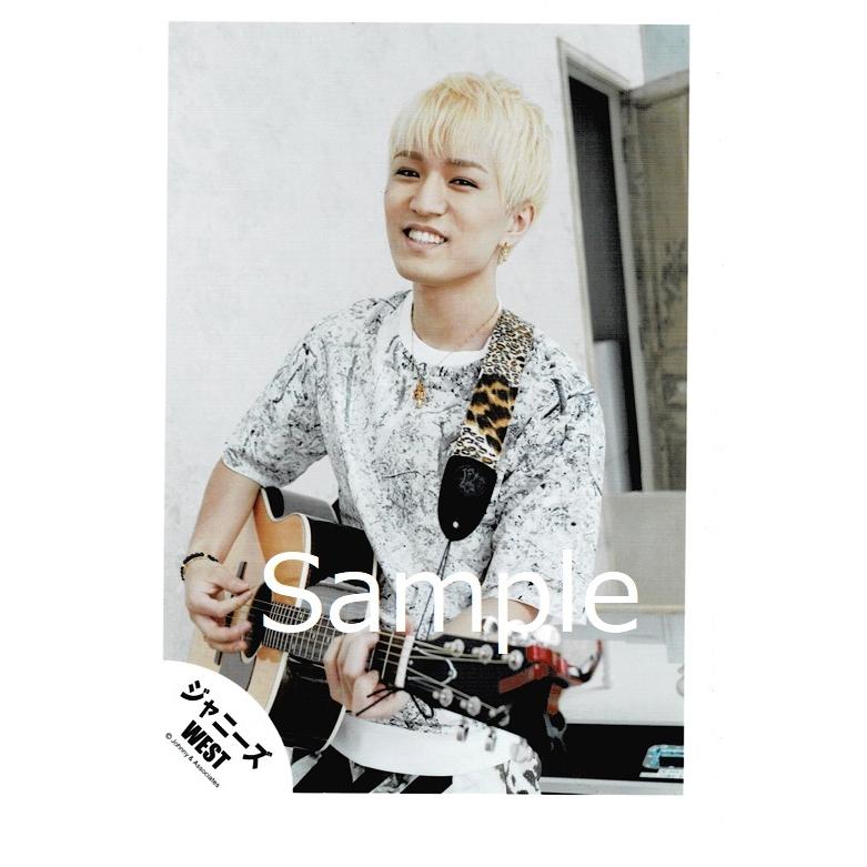 神山智洋 ジャニーズwest 公式生写真 シルエット 衣装白 黒 カメラ目線 ギター持ち 歯見せ 背景グレー Z アレイズブック ヤフーshop 通販 Yahoo ショッピング