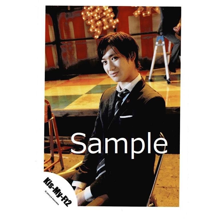 宮田俊哉 Kis My Ft2 キスマイ 公式生写真 舞祭組 道しるべ 衣装黒 白 カメラ目線 口閉じ 座り Z 195 アレイズブック ヤフーshop 通販 Yahoo ショッピング