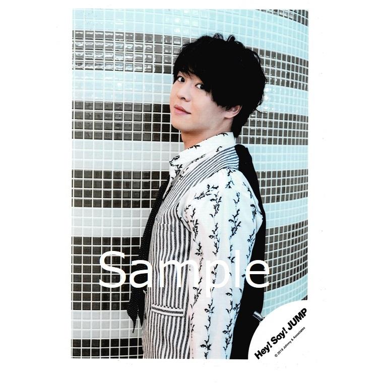 有岡大貴 Hey Say Jump 公式生写真 Parade 衣装白 黒 口閉じ カメラ目線 背景グレー 茶色 Z アレイズブック ヤフーshop 通販 Yahoo ショッピング