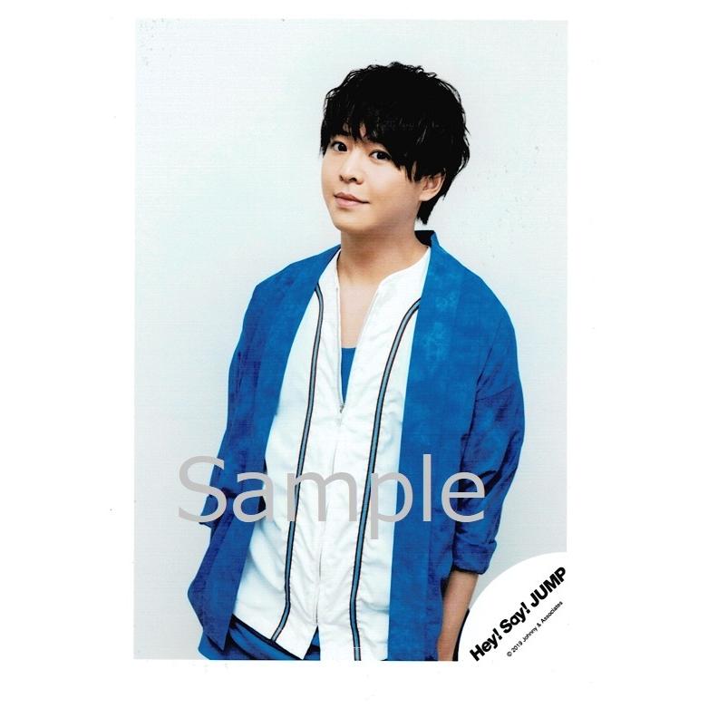 有岡大貴 Hey Say Jump 公式生写真 ファンファーレ カメラ目線 衣装青 白 背景グレー Z アレイズブック ヤフーshop 通販 Yahoo ショッピング