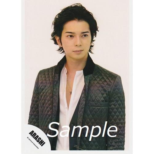 松本潤 嵐 公式生写真 衣装黒 白 目線若干右 口閉じ 背景ベージュ ネックレス Z 1929 アレイズブック ヤフーshop 通販 Yahoo ショッピング