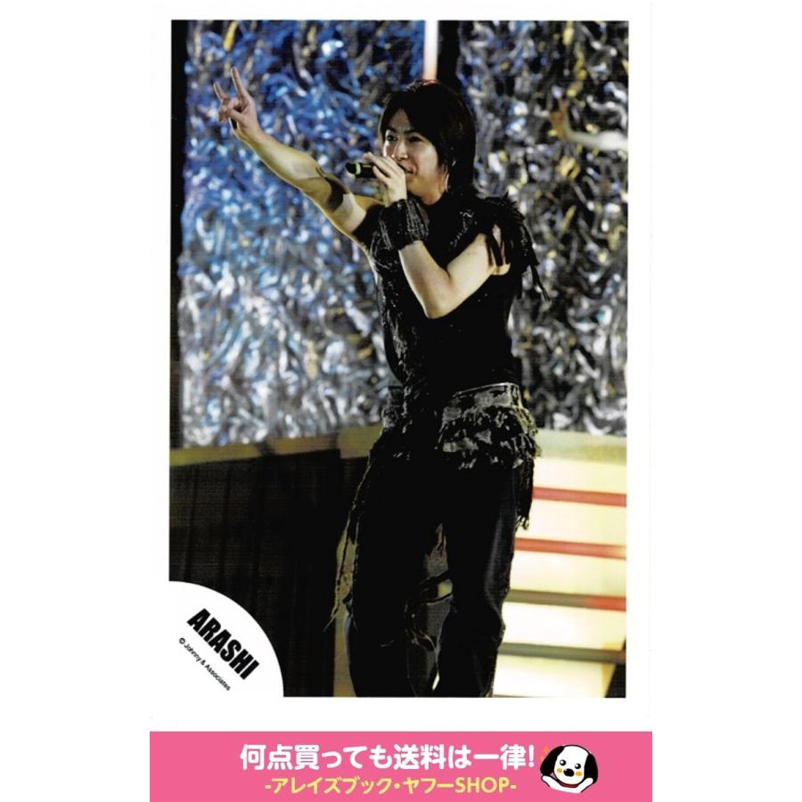相葉雅紀 嵐 公式生写真 ライブ 衣装黒 銀 右手人差し指小指立て 左手マイク持ち Z アレイズブック ヤフーshop 通販 Yahoo ショッピング