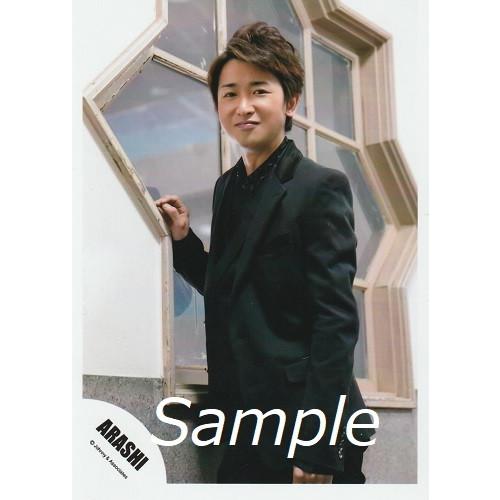 大野智 嵐 公式生写真 誰も知らない 衣装黒 カメラ目線 口閉じ 背景白 ベージュ グレー Z 2298 アレイズブック ヤフーshop 通販 Yahoo ショッピング