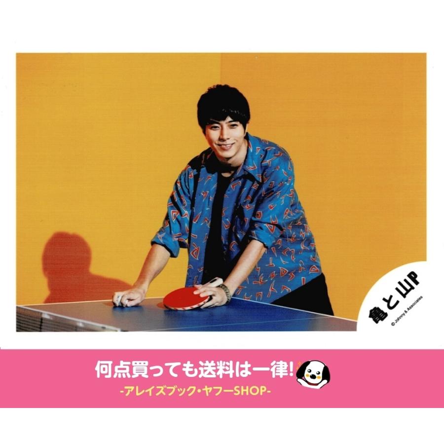 山下智久 公式生写真 亀と山p 背中越しのチャンス 衣装青 赤 黒 背景黄色 オレンジ 卓球ラケット持ち 歯見せ 目線右方向 Z アレイズブック ヤフーshop 通販 Yahoo ショッピング
