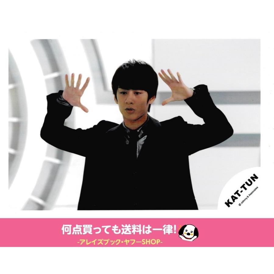 中丸雄一(KAT-TUN) 公式生写真 衣装黒・両手パー・目線左方向・背景白×グレー｜arraysbook