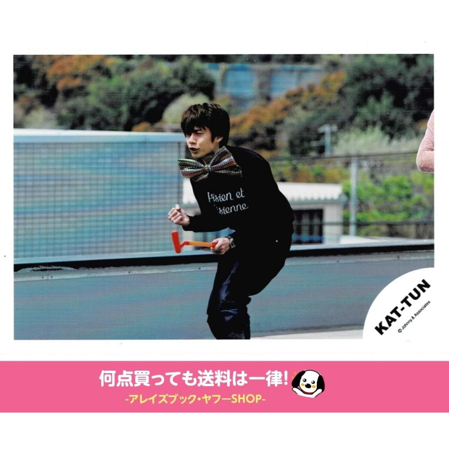 中丸雄一(KAT-TUN) 公式生写真 衣装紺・右手グー・左手もの持ち・目線左方向｜arraysbook