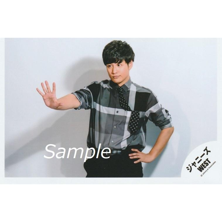 桐山照史 直営ストア ジャニーズwest 公式生写真 なうぇすと 右手パー 背景白 衣装グレー 白 黒