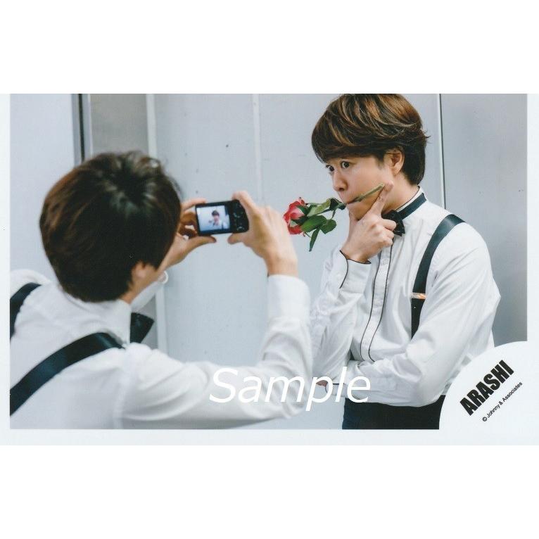 櫻井翔 嵐 公式生写真 5 衣装白 黒 目線若干左 花くわえ Z 2854 アレイズブック ヤフーshop 通販 Yahoo ショッピング