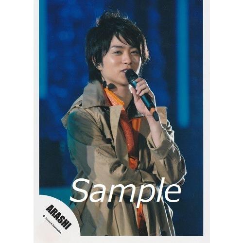 櫻井翔 嵐 公式生写真 ライブ 衣装茶色 オレンジ マイク持ち 背景青 Z 3430 アレイズブック ヤフーshop 通販 Yahoo ショッピング