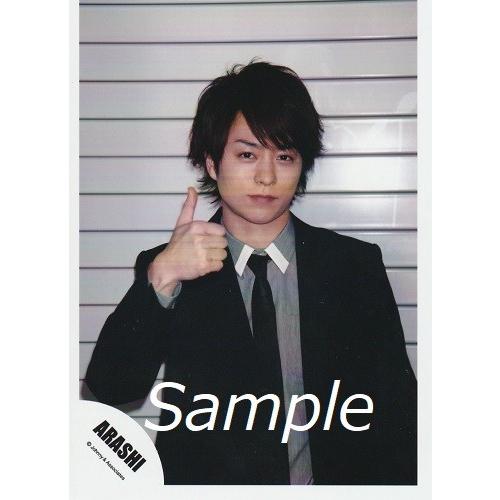 櫻井翔 嵐 公式生写真 ワイルドアットハート 衣装黒 白 カメラ目線 口閉じ 親指立て Z 3438 アレイズブック ヤフーshop 通販 Yahoo ショッピング