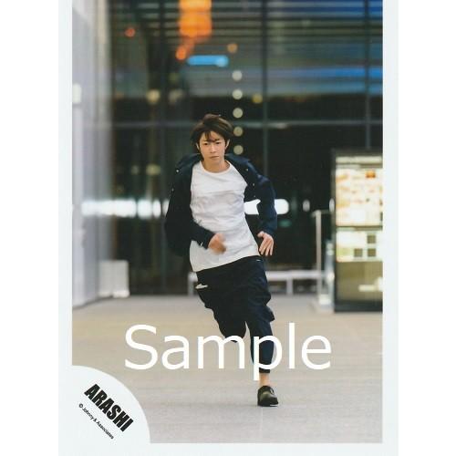 相葉雅紀 嵐 公式生写真 復活love 衣装紺 白 全身 口閉じ Z 4765 アレイズブック ヤフーshop 通販 Yahoo ショッピング