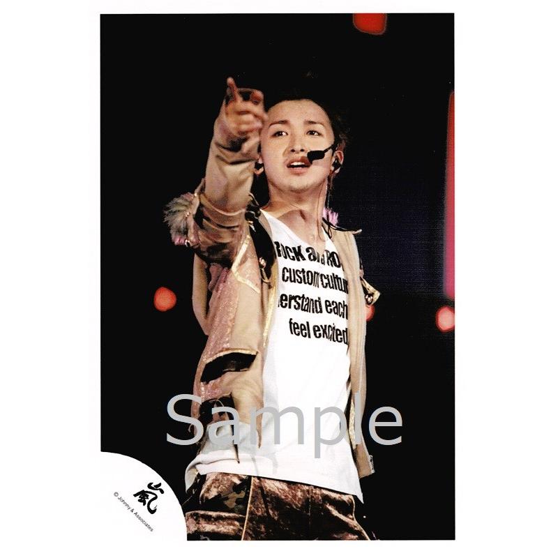 大野智 嵐 Sale開催中 公式生写真 嵐ロゴ 衣装茶色 黒 白 右手人差し指立て ライブ Arashic