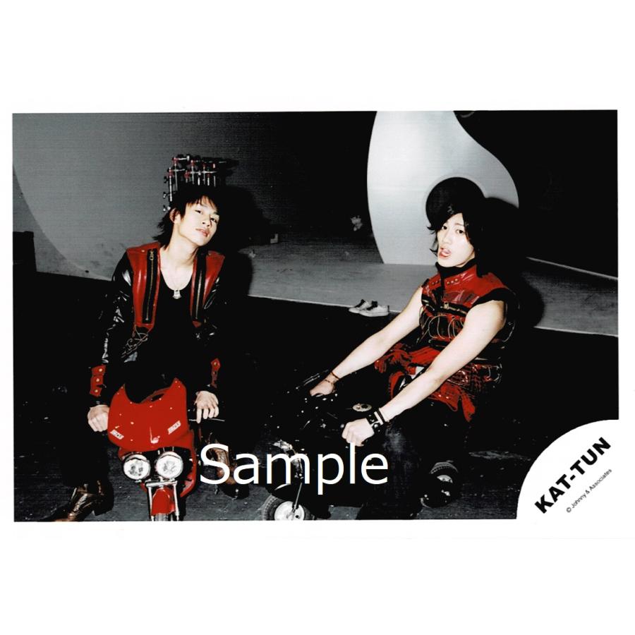 中丸雄一 赤西仁 Kat Tun 公式生写真 衣装赤 黒 カメラ目線 座り Z 5964 アレイズブック ヤフーshop 通販 Yahoo ショッピング