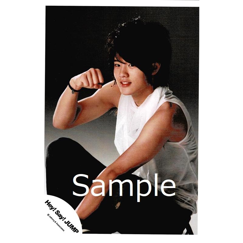 岡本圭人 Hey Say Jump 公式生写真 衣装白 背景茶色 右手グー Z 6362 アレイズブック ヤフーshop 通販 Yahoo ショッピング