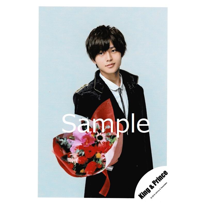 永瀬廉 キンプリ 公式生写真 Koi Wazurai コイワズライ 衣装黒 白 金 背景グレー 口閉じ 花束 Z 6670 アレイズブック ヤフーshop 通販 Yahoo ショッピング