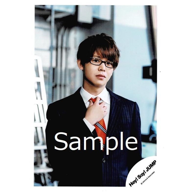 有岡大貴(Hey!Say!JUMP) 公式生写真 COSMIC HUMAN・衣装紺×白・ネクタイオレンジ・メガネ・カメラ目線｜arraysbook