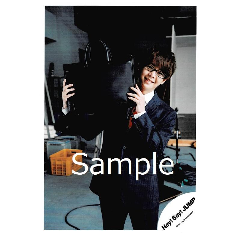 有岡大貴 Hey Say Jump 公式生写真 Cosmic Human 衣装紺 白 ネクタイオレンジ メガネ カメラ目線 バッグ持ち Z 6797 アレイズブック ヤフーshop 通販 Yahoo ショッピング