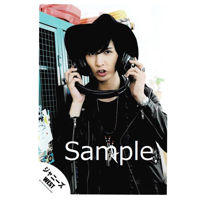 藤井流星 ジャニーズwest 公式生写真 シルエット 衣装黒 帽子 カメラ目線 ヘッドホン持ち Mozefo