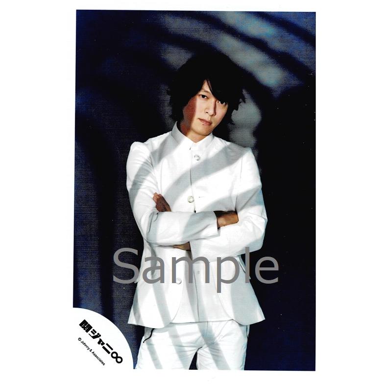 丸山隆平 関ジャニ 公式生写真 Noroshi 衣装白 口閉じ 腕組み 背景青 Z 7167 アレイズブック ヤフーshop 通販 Yahoo ショッピング